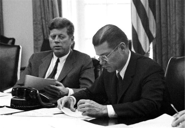 1962년 쿠바 미사일 위기 당시 회의 중인 케네디 대통령(왼쪽)과 맥나마라 국방부 장관.  필자 제공