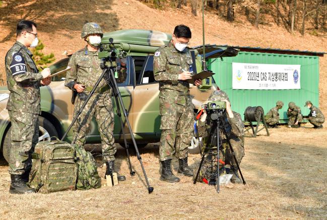 공군항공작전지원단이 지난 16일부터 19일까지 진행한 CAS 지상통제대회에서 참가자들이 통신·광학장비의 운용능력을 점검하는 전술이동평가를 받고 있다.  사진 제공=박경호 상사