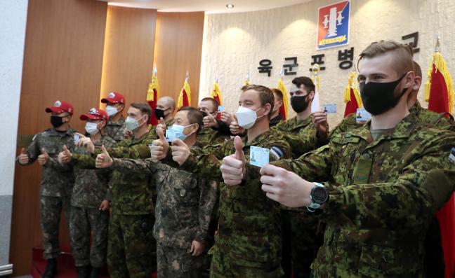 궤도장비 운전면허증을 취득한 에스토니아군 장병·군무원들이 포병학교 관계관들과 기념사진을 찍고 있다.