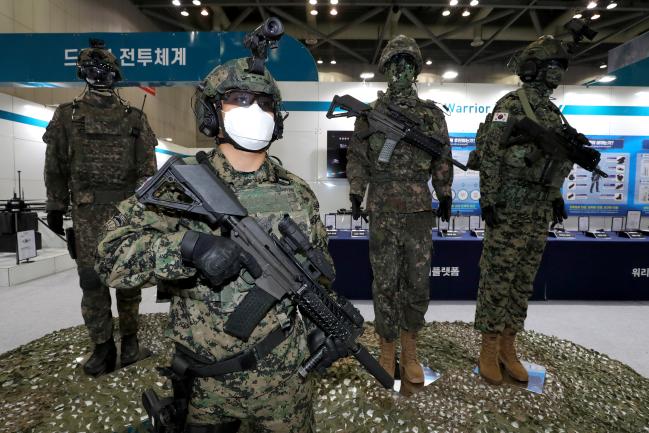 세계적으로 워리어플랫폼의 성과물을 창출하고 있는 국가와 그렇지 못하는 국가가 가진 기술력의 결정적 차이는 ‘체계통합기술’의 유무에 달려있다. 사진은 20일까지 경기도 고양시 킨텍스에서 열리는 ‘대한민국 방위산업전(Defense & Security Expo Korea 2020)’에서 워리어 플랫폼을 착용한 장병이 포즈를 취하고 있는 모습. 조종원 기자