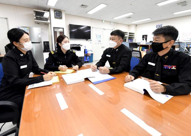 해군작전사 박상록(소령·오른쪽 둘째) 보안과장이 공보정훈실 초급간부를 대상으로 ‘찾아가는 보안컨설팅’을 진행하고 있다.  부대 제공