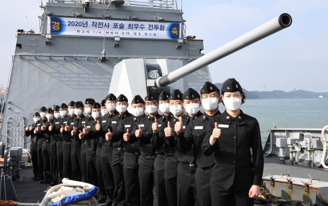2020년 해군 포술 최우수 전투함으로 선정된 해군3함대 광주함 무장사통부사관들이 기념사진을 찍고 있다.  해군 제공