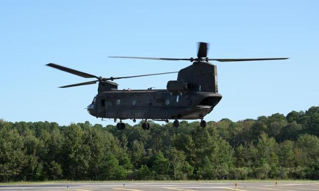 GE 에비에이션의 T408 터보샤프트 엔진을 장착한 CH-47 시누크 헬기가 비행시험을 하고 있는 모습.   
 출처=flightglobal.com