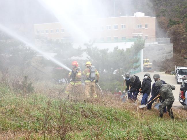 해군2함대 822기지 장병들이 지난 20일 백령도 해군기지 내에서 119안전센터 대원들과 화재를 진압하고 있다.  부대 제공 