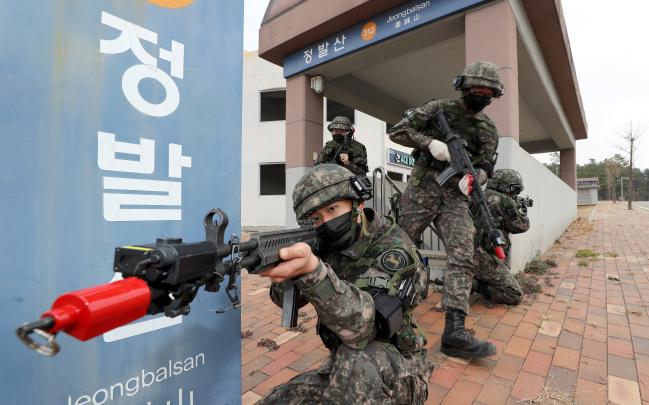 지난 17일 육군9사단 도시지역작전훈련장에서 열린 ‘신형 소대급 마일즈 장비’를 활용한 쌍방 교전 훈련에서 신형 장비를 착용한 육군 블루팀이 공군·해병대 레드팀과 교전을 벌이고 있다. 