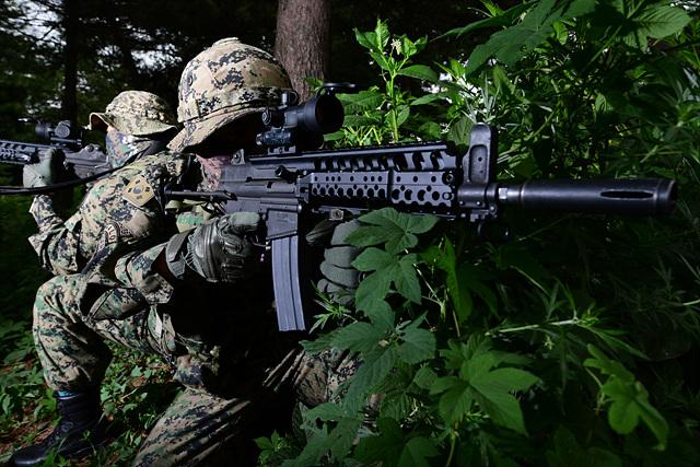 특수전사령부 1공수특전여단 장병들이 사용하는 K1A의 모습. 보급된 동인광학 피카티니 레일과 수직 손잡이, PVS-11K 주·야간 조준경을 장착해 전투력을 강화했다. 하지만 군 전술조명과 가시 레이저, 배율경 등 전투 효율을 극대화할 수 있는 다양한 액세서리의 추가가 필요하다는 의견이 군 내외에서 지속적으로 개진됐었다. 현재는 워리어플랫폼을 통한 혁신이 이뤄지고 있다. 조종원 기자