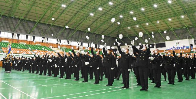 지난 20일 해군교육사령부 호국관에서 열린 ‘670기 해군병 수료식’에서 해군병 670기들이 수료를 기념하며 정모 세리머니를 하고 있다.  
 사진 제공=홍석진 하사