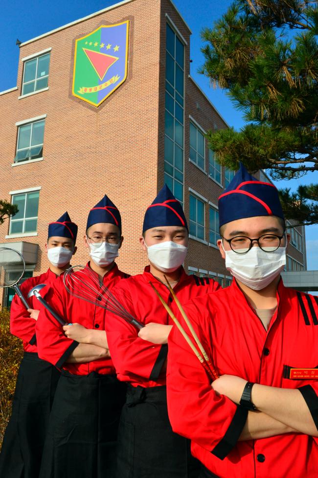 해병대군수단 ‘빨간맛’이 본부 앞에서 포즈를 취하고 있다. 왼쪽부터 이승민 상병, 김지환 병장, 임채현 상병, 박정우 일병.  부대 제공