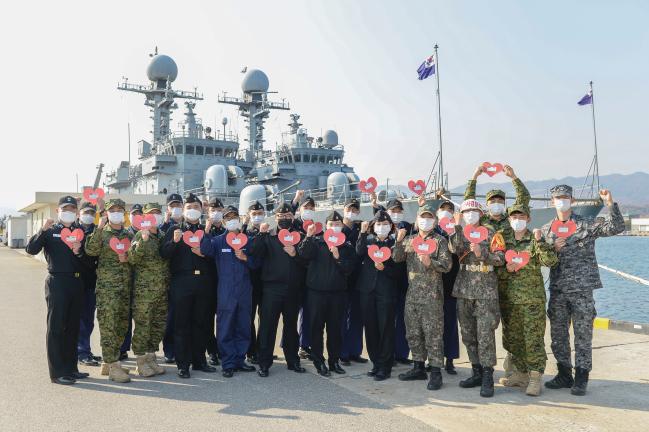 해군1함대가 전개한 ‘사랑의 헌혈운동’에 참여한 장병들이 헌혈증서를 들어 보이며 기념촬영을 하고 있다.  사진 제공=박보훈 중사