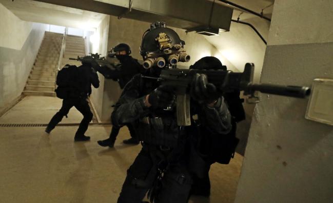 야간투시경을 착용한 독거미대대 장병들이 도시지역훈련장 내 지하시설에서 작전을 펴고 있다. 사진=이경원 기자