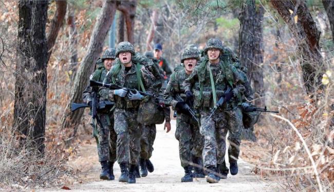 육군사관학교가 지난 23일과 24일 개최한 ‘제7회 화랑전투기술 경연대회’에서 완전군장 산악뜀걸음에 참가한 생도들이 산악지형을 신속히 이동하고 있다. 