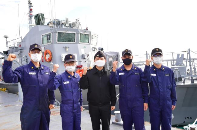 물에 빠진 할머니를 구한 해군3함대사령부 장병들이 항만경비정 앞에서 포즈를 취하고 있다. 왼쪽부터 김도완 중사, 최태성 원사, 김상현 대위, 이천 하사, 박정호 중사.  부대 제공