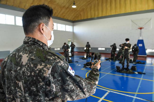 25일 공군5공중기동비행단이 개최한 ‘2020년 비행단 기본훈련 경연대회’에서 장병들이 임무형 보호태세(MOPP) 4단계 적용 능력을 선보이고 있다. 
 사진 제공=이익준 상병