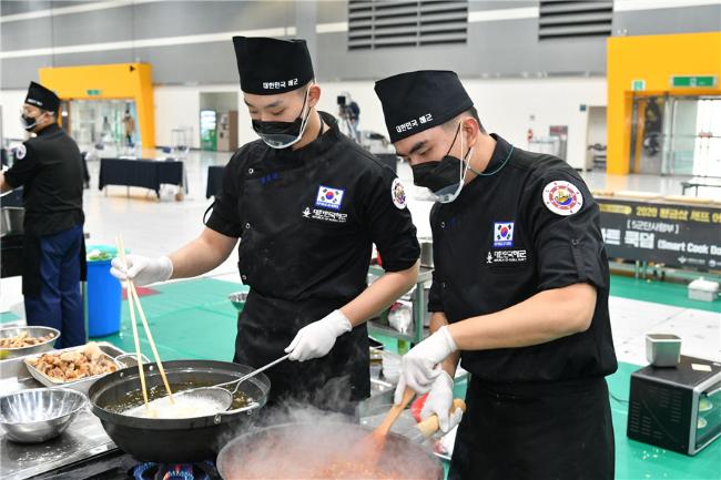 지난 24일 서울 서초구 aT센터에서 열린 ‘2020 황금삽 셰프 어워드’에 참가한 해군교육사령부 장병들이 요리에 열중하고 있다. 
 국방부 제공
