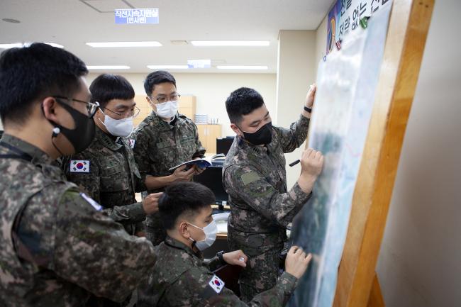 육군종행교 20-1기 군종 대위 지휘참모과정 교육생들이 작전명령 분석을 통한 군종지원 방안을 연구하고 있다.  부대 제공