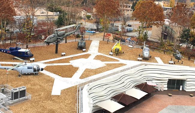 전쟁기념관이 대형유물 복원사업의 하나로 어린이 박물관 옥상에 마련한 헬기동산의 모습. 전쟁기념관 제공