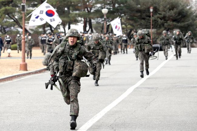 힘찬 뜀박질

제7회 화랑전투기술경연대회에 참가한 육군사관학교 생도들이 완전군장을 하고 힘찬 뜀걸음으로 결승선을 향하고 있다.  조종원 기자