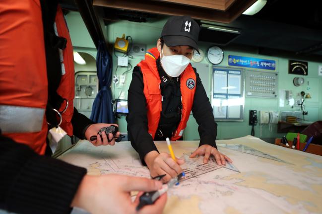 진해군항에 정박 중인 율곡이이함 함교에서 항해사 유효진 중위가 진해항 맵스터디(Map study)를 하고 있다. 
