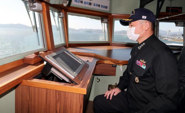 율곡이이함 류윤상 함장이 함교에서 승조원 팀워크 향상 훈련을 지휘하고 있다. 