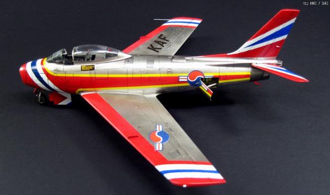 1962년 F-86F 기종으로 운영됐던 한국 공군 특수비행팀 ‘블루 세이버’ 기체 모형. 필자가 운영하는 모형아카데미 회원 작품이다. 