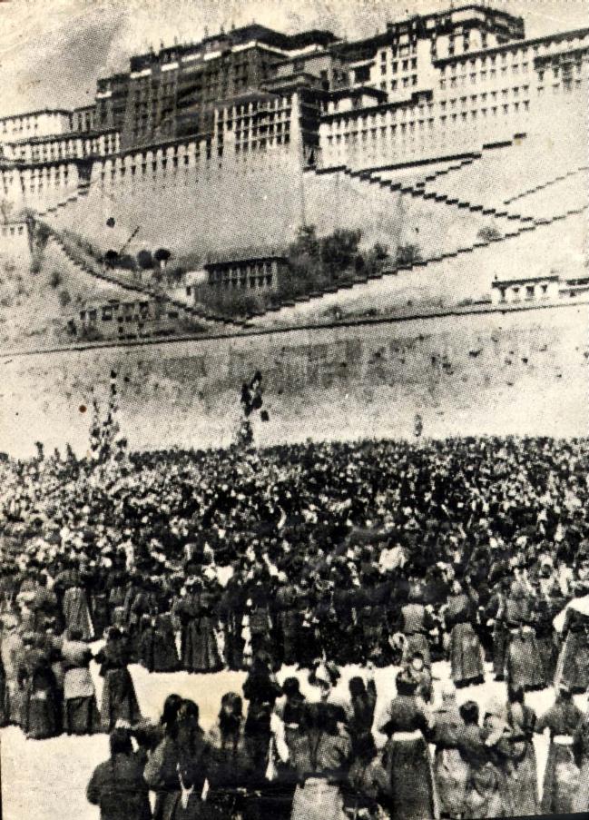 1959년 3월 17일 수천 명의 티베트 여성들이 중국의 통치와 탄압에 항의하기 위해 달라이 라마의 본거지인 포탈라 궁전을 에워싸고 있다. 몇 시간 후 전투가 벌어졌고 달라이 라마는 인도에서 안전한 곳으로 피신해야 했다.  사진=claudearpi.blogspot.com