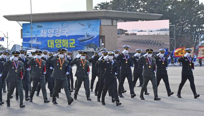 지난 27일 해군사관학교 연병장에서 열린 제129기 해군·해병대 학사사관 임관식에서 신임장교들이 분열하고 있다.  해군 제공 