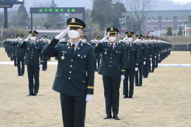 지난 27일 육군부사관학교가 개최한 ‘양성 20-3기 부사관 임관식’에서 군 전투력 발휘의 중추로 거듭난 403명의 신임 부사관들이 절도있게 경례하고 있다.  부대 제공