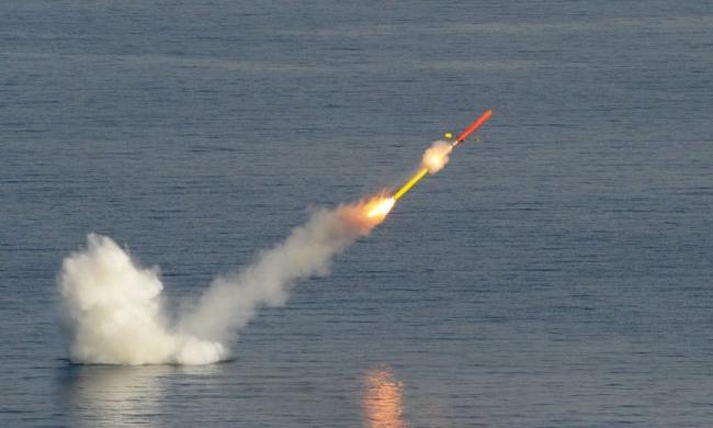 프랑스의 첫 번째 바라쿠다급 핵공격잠수함인 쉬프랑함에서 MdCN 장거리순항미사일이 발사되고 있다. 출처=janes.com