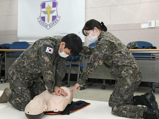 장병 심폐소생술 심화 과정을 수료 중인 공군 제18전투비행단 장병들이 항의대대 요원의 지도하에 심폐소생술을 실습하고 있다.   부대 제공
