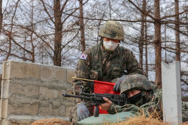 육군21사단이 지난 18일부터 26일까지 진행한 최정예 보병분대 선발 경연대회에서 한 용사가 개인 전투사격에 앞서 표적을 확인하고 있다. 부대 제공