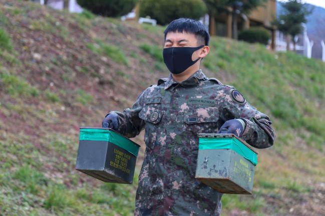 육군21사단이 지난달 18일부터 26일까지 진행한 최정예 보병분대 선발 경연대회에서 한 용사가 전투임무 위주 체력단련 종목 중 ‘중량 반복들기’를 하고 있다. 부대 제공