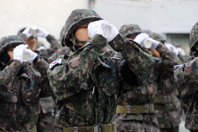 육군3사단에 배속된 신병이 백골의식 중 백골잔에 물을 담아 마시며 선배 전우의 혼을 이어가겠다는 결의를 다지고 있다. 부대 제공
