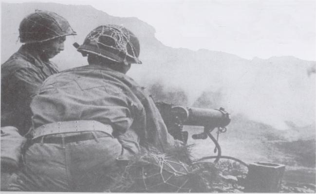 육군2사단 17연대 장병들이 지난 1950년 7월 벌어진 화령장지구 전투에서 적에 맞서 싸우고 있다. 부대 제공

