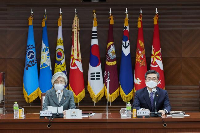 30일 유엔 평화유지장관회의 공동위원장인 서욱(오른쪽) 국방부 장관과 강경화 외교부 장관이 국방부 대회의실에서 열린 ‘유엔 평화유지장관회의 제2차 준비위원회’에 참석해  모두발언을 하고 있다.  조종원 기자