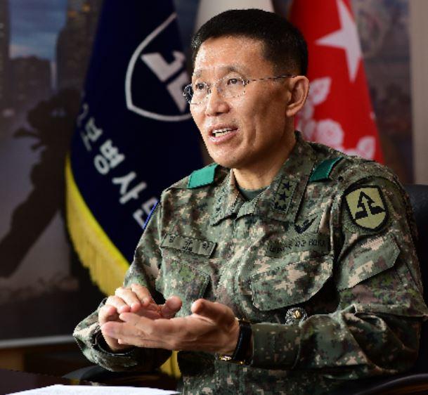 국방개혁 2.0과 연계한 부대 개편을 차곡차곡 진행하고 있는 김규하 육군52사단장이 예비전력 정예화 방안을 설명하고 있다.  