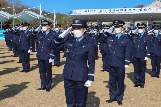 1일 공군교육사령부에서 거행된 ‘제145기 공군 학사사관후보생 임관식’에서 신임 장교들이 경례하고 있다. 공군 제공