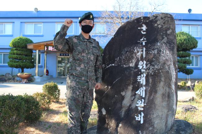 교통사고 현장에서 신속한 대처로 피해를 최소화한 육군1군지사 수송대대 천재동 상사가 파이팅 포즈를 취하고 있다.  부대 제공