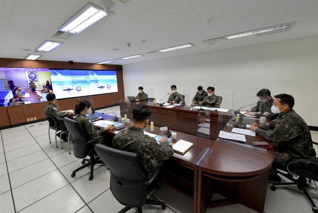 해군잠수함사령부 정승균 사령관과 참모들이 2일 화상회의를 통해 미 7잠수함전단과 제51차 한미 잠수함전회의를 하고 있다.  부대 제공