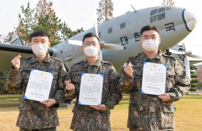 공군5공중기동비행단 소속 병사들이 공군 하늘사랑 장학재단에 80만 원을 기부한 뒤 받은 감사장을 들어 보이며 포즈를 취하고 있다. 왼쪽부터 강창민·이익준·박영재 상병.   사진 제공=노현우 하사