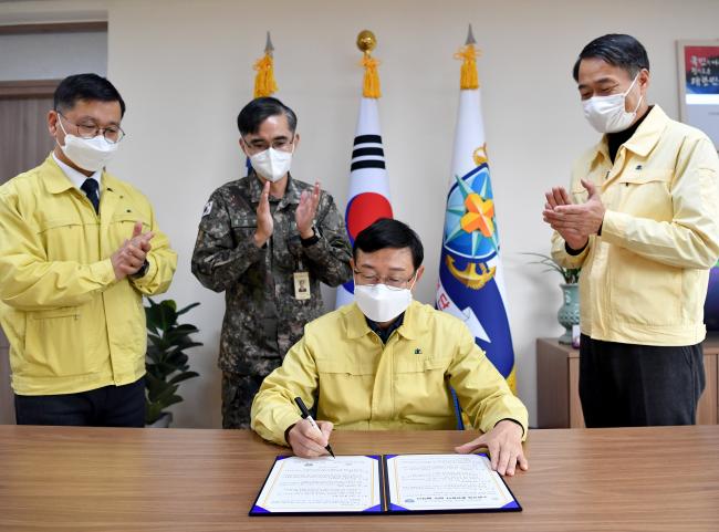 한동진(가운데) 해군안전단장이 3일 중앙소방학교와 소방교육·훈련 분야 업무협약서를 비대면으로 체결하고 있다.  해군 제공