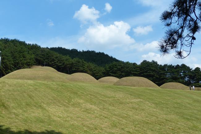 충남 부여군 부여읍에 있는 백제 능산리고분군. 사진 오른쪽의 동하총(東下塚)이 위덕왕릉으로 추정되고 있다.  필자 제공