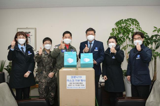 공군1전투비행단은 10일 광주송정역과 주식회사 와이젬으로부터 방역 지원 감사 표시로 마스크 3000장을 전달받았다.사진은 윤창배(대령·왼쪽 셋째)1전비 부단장과 정재균 (대위·왼쪽 둘째) 항공의무대대장이 전삼수(왼쪽 넷째) 광주송정역장을 비롯한 역 관계자들과 기념사진을 찍는 모습.  사진 제공=김효진 상병