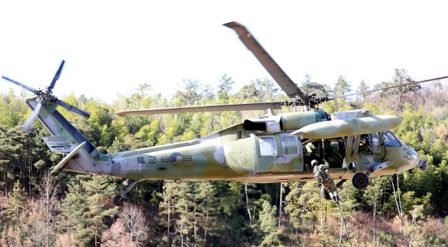 육군특수전사령부 특수작전항공단 조종사들이 특수작전용으로 개조된 UH-60 헬기를 이용해 특전요원들의 급속헬기로프하강훈련을 지원하고 있다.  