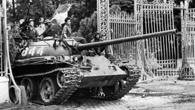 1975년 4월 30일 통일궁 정문으로 진입하는 북베트남군의 전차는 사이공의 함락과 베트남 전쟁의 종식을 알렸다.  사진=www.usatoday.com