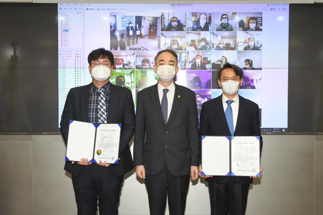 왕정홍(가운데) 방위사업청장이 2020년도 연구개발 장려금 수상자들과 기념촬영을 했다.  방사청 제공