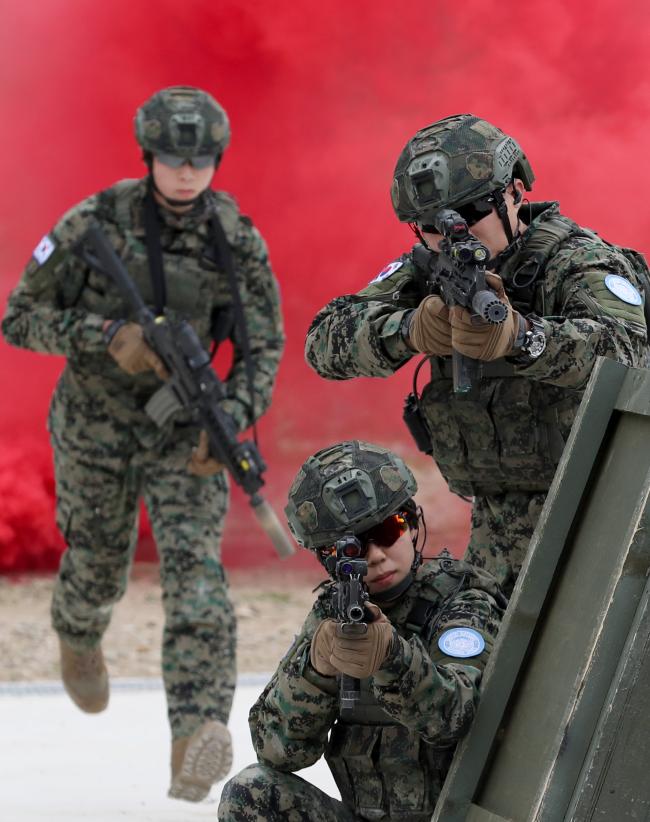 워리어플랫폼의 구축목표는 병력 의존적 조직에서 ‘첨단 과학군’으로 변화하고 전 영역에서 전투를 수행하는 전투원의 전투수행능력을 극대화해 전장판도를 변화시키겠다는 것이다. 사진은 지난해 6월 남수단 파병을 앞둔 한빛부대 장병들이 워리어플랫폼을 착용한 채 훈련하는 모습. 양동욱 기자