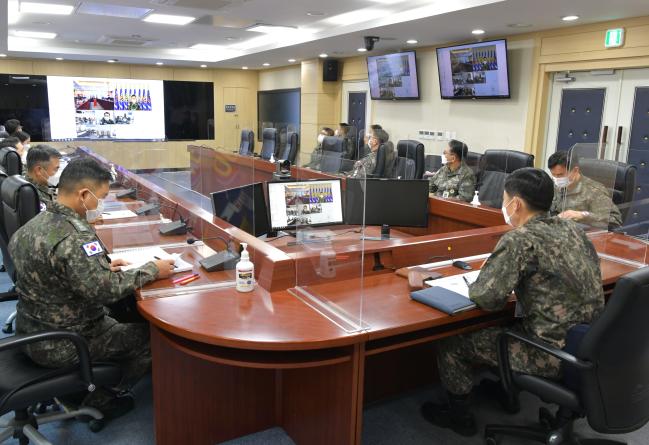 18일 해군잠수함사령부 지휘부 회의실에서 열린 2020 잠수함 과학기술발전세미나에서 양용모 잠수함사령관과 주요 지휘관들이 국방과학연구소 해양기술연구원들과 화상회의를 하고 있다.    부대 제공