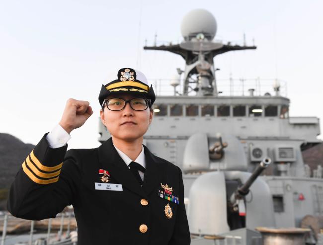 지난 15일 여군 최초 해군 기뢰부설함 함장으로 취임한 배선영(중령) 원산함장. 