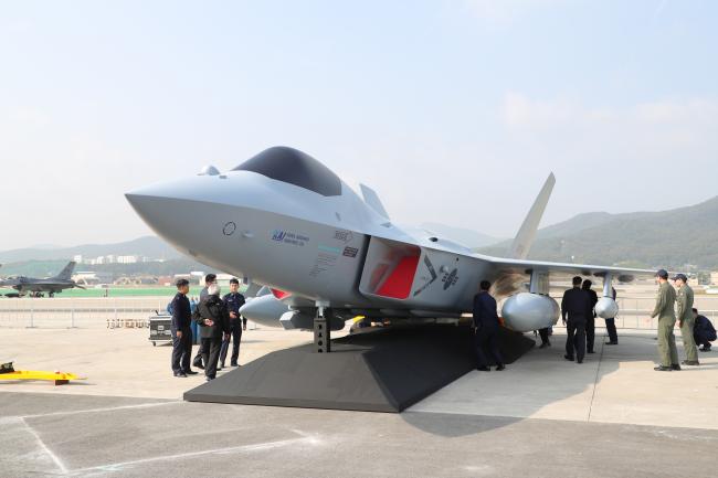 방위사업청은 내년 시제기 출고를 목표로 한국형 전투기(KF-X)의 개발에 박차를 가하고 있다. KF-X는 우리 기술로 만든 전투기를 확보한다는 일차원적 의미를 넘어 국내 산업 발전에도 기여할 수 있는 계기가 될 것이라는 기대를 받고 있다. 사진은 지난 2019년 ‘서울 국제 항공우주 및 방위산업전시회(Seoul ADEX 2019)’에서 공개된 KF-X의 실물모형.  조종원 기자