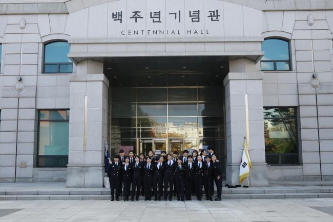 숙명여대 217학군단 학군사관후보생들이 교내 백주년기념관 앞에서 다양한 포즈를 취하며 기념촬영하고 있다.  사진 제공=숙명여대 학군단  